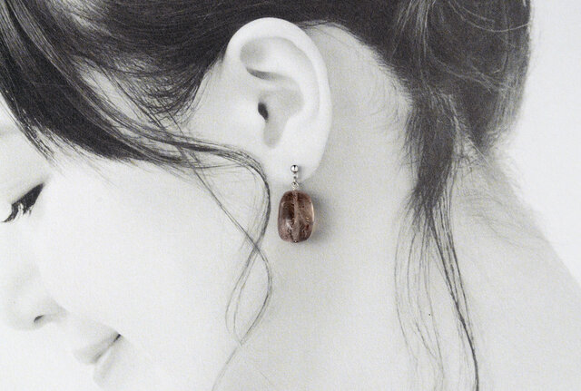 マルチルチルクォーツ(タンブル)の1粒ピアス(クリアー) | iichi 日々