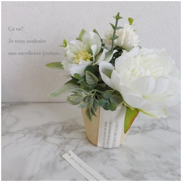 ナチュラルバスケットに白いお花をたっぷりと♪