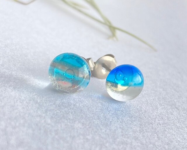 SOLD◆ハンドメイド ガラスピアス シンプル 小ぶり アイスブルー スクエア SOLD◇ハンドメイド ガラスピアス シンプル 小ぶり アイスブルー