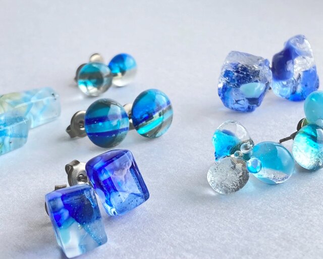 SOLD◆ハンドメイド ガラスピアス シンプル 小ぶり アイスブルー スクエア SOLD◇ハンドメイド ガラスピアス シンプル 小ぶり アイスブルー