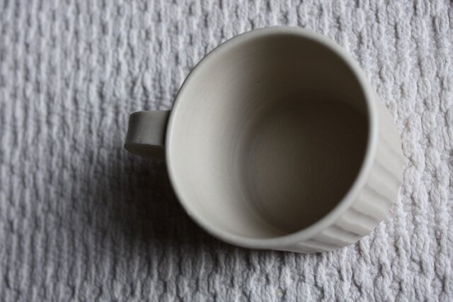 しのぎを施した白土のシンプルカップ | iichi 日々の暮らしを心地よく