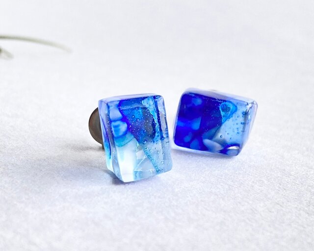 透明感のあるブルー ガラス ピアス イヤリング 小ぶり ギフト 涼しげ