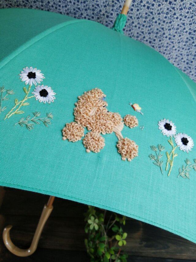 プードル刺繍の日傘(エメラルド・グリーンのリネン生地にベージュ