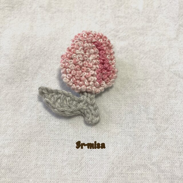 チューリップの刺繍ブローチ ハンドメイド