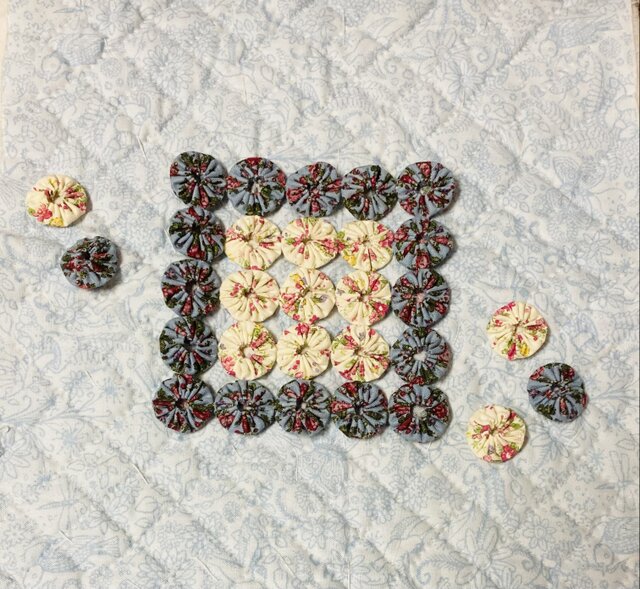 ヨーヨーキルトのコースター | iichi 日々の暮らしを心地よくする