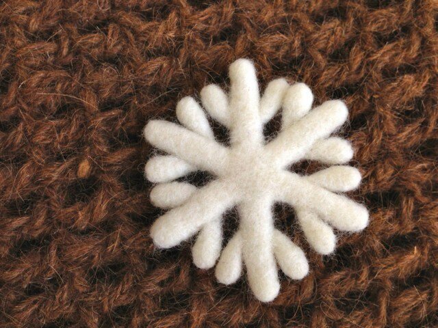 Y様ご注文品:羊毛のブローチ*雪の結晶の画像1枚目