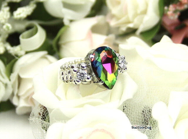 七色に輝く大粒ヴィトレルグラスストーン雫リング（クリスタルグラス