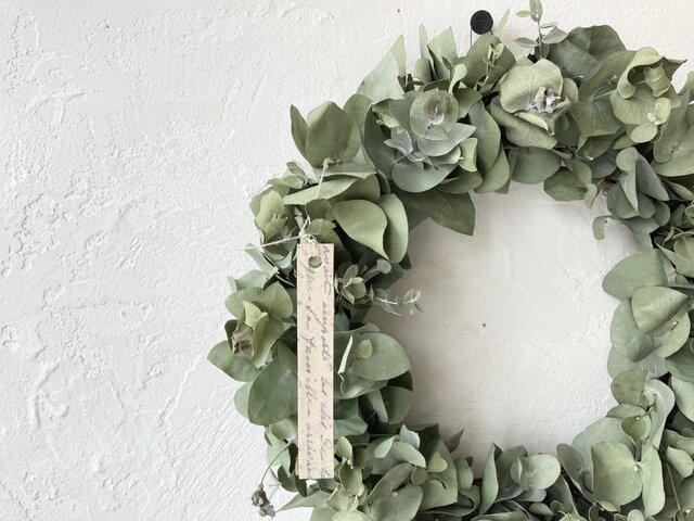 実付きのユーカリや白いシンカルファを丁寧に紡いだ 三日月 リース