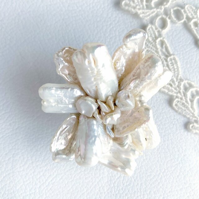 【Aタイプ】大粒淡水ケシ真珠のブローチ・（オフホワイト）