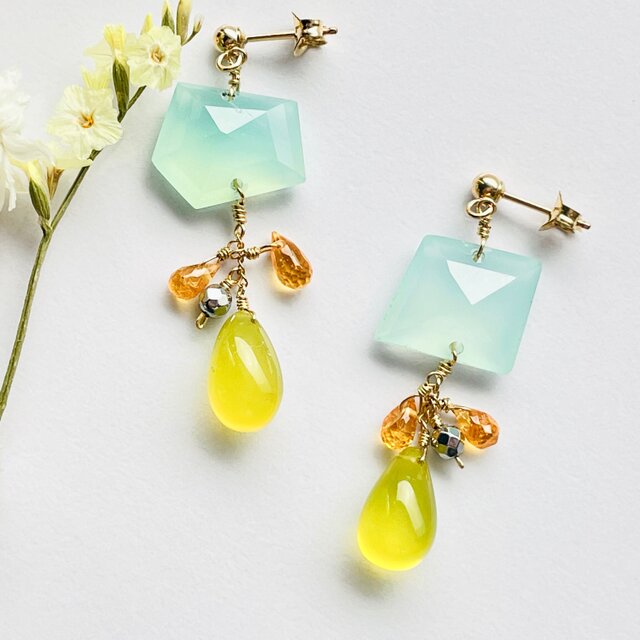 ファンシーカラー イエロー、ブルー カルセドニー と オレンジガーネットの ピアス　14kgf