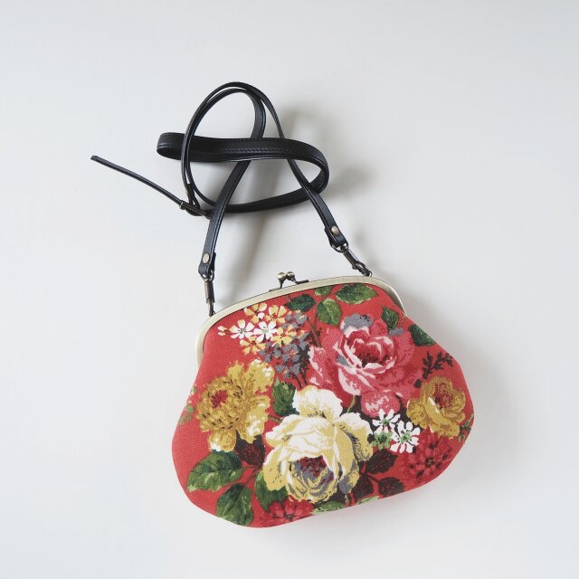 □ヴィンテージ生地のがま口ショルダーバッグ / 赤地にバラ□ haricot