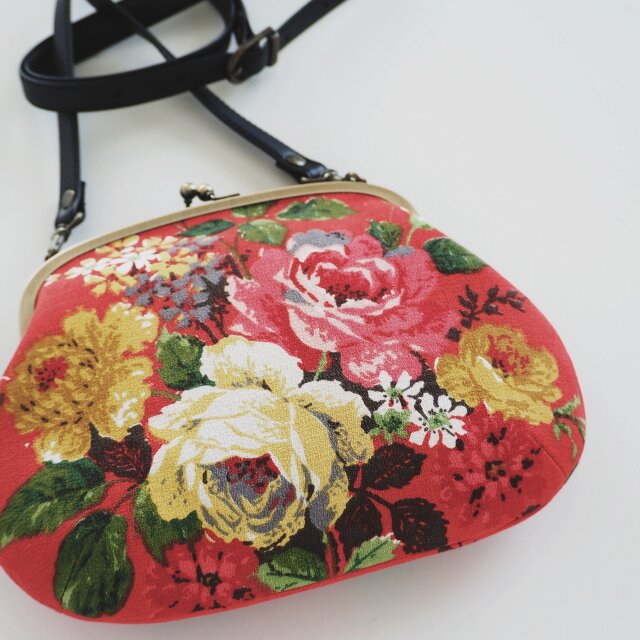 □ヴィンテージ生地のがま口ショルダーバッグ / 赤地にバラ□ haricot