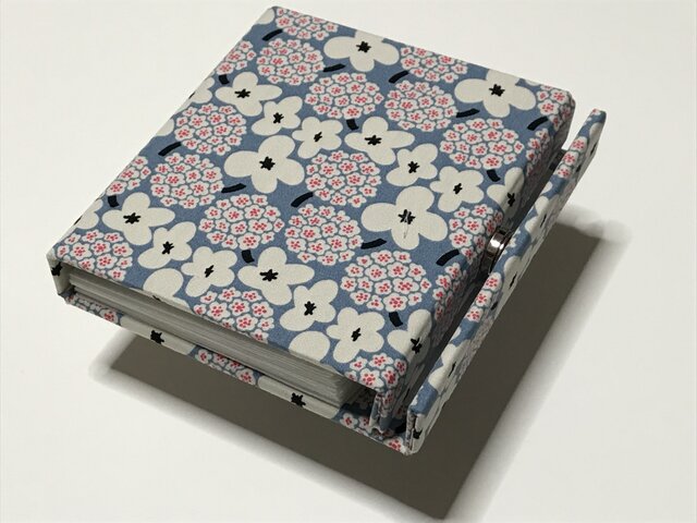 ブック型ライト「Shell-Light」コンパクトに折りたためる明かり