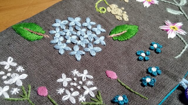 ハンドメイド 刺繍ブローチ 水色の花畑