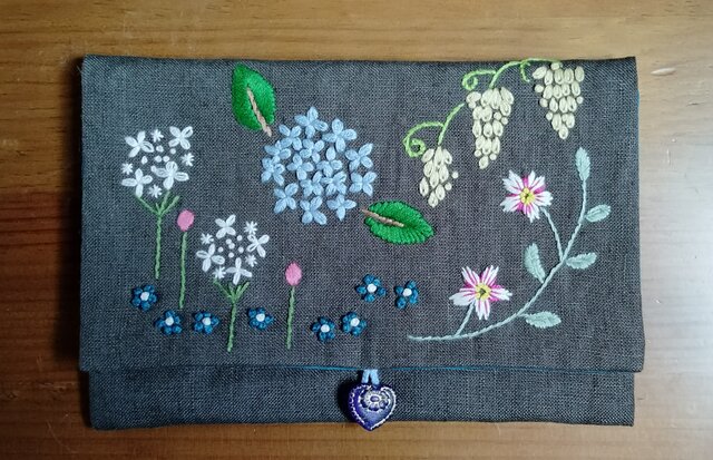 一点物 手刺繍☆リネンのポーチ☆花畑（あじさい） | iichi 日々の