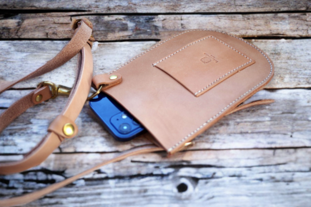本革サドルレザーのショルダースマホポーチ【受注製作】 | iichi
