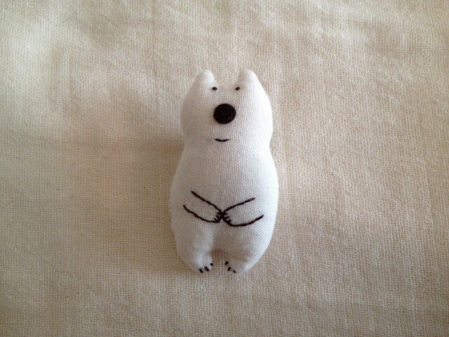 しろくまさんブローチ もじもじの画像1枚目