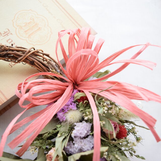 ミニバラのハーフリース（ピンクラフィアリボン） | iichi 日々の