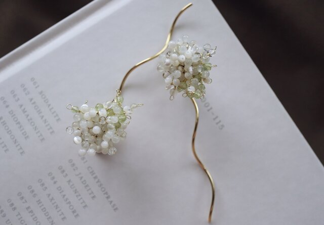 elder flower 天然石の耳飾り【化粧箱入り】の画像1枚目