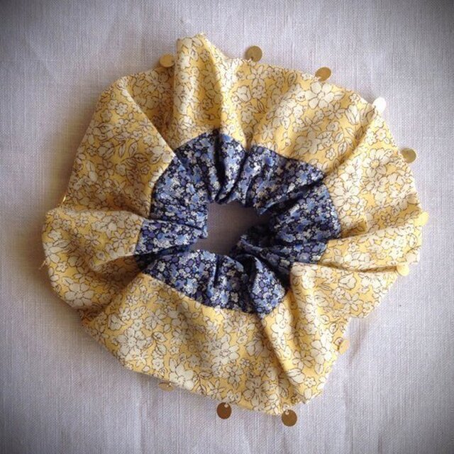Gold parts刺繍/リバティーのシュシュ(Y&blue)の画像1枚目