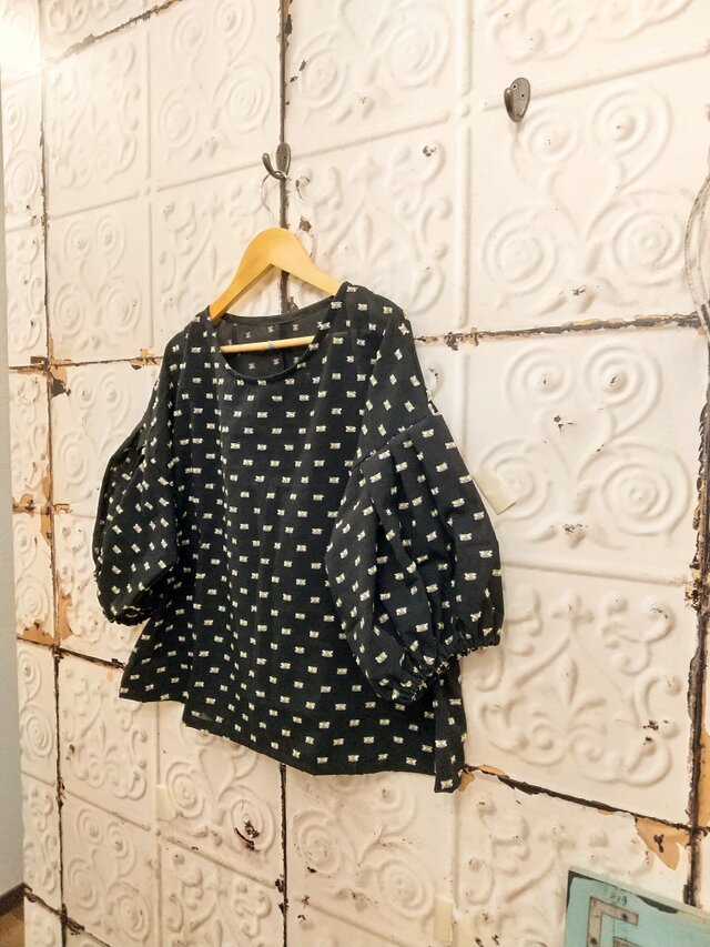 100gとっても個性的なかわいい生地のパフスリーブトップス