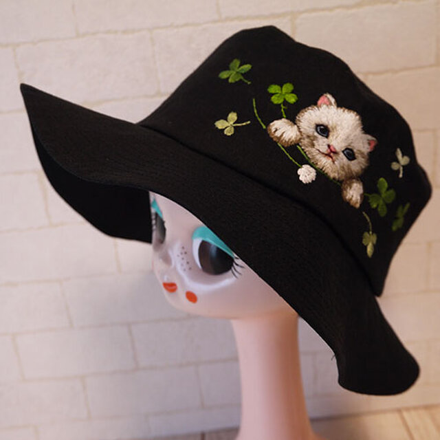 リネン生地で作ったクロッシェ（白猫ちゃん）