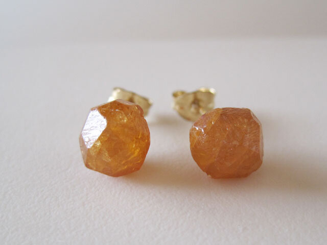 スペサルティンガーネットの原石ピアス／マンダリンガーネット