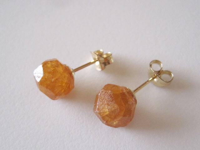スペサルティンガーネットの原石ピアス／マンダリンガーネット
