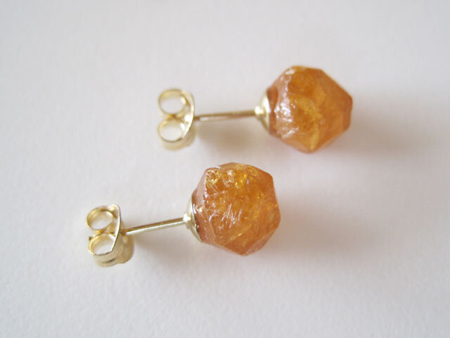 スペサルティンガーネットの原石ピアス／マンダリンガーネット