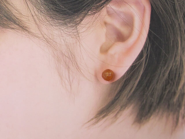 スペサルティンガーネットの原石ピアス／マンダリンガーネット