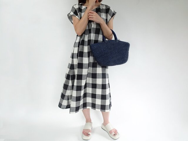 モノトーンチェックコットンリネンのワンピース<格子>の画像1枚目