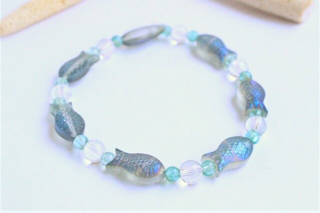 ちっちゃな お魚さんの ブレスレット iichi ハンドメイド・アンティーク・食品・ギフト・手作り