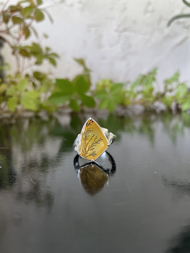 樹々を描く《デンドリティックinクォーツ》