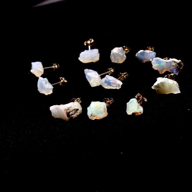 オパール 鉱物原石 ピアス / イヤリング アレルギー対応 天然石 パワーストーン (No.2119)
