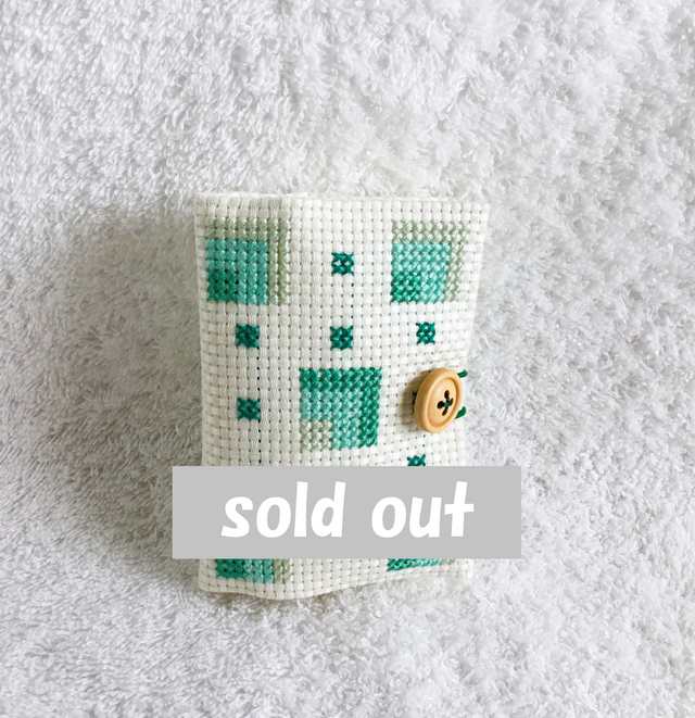 クロスステッチのブック型ニードルケース・エメラルドグリーン