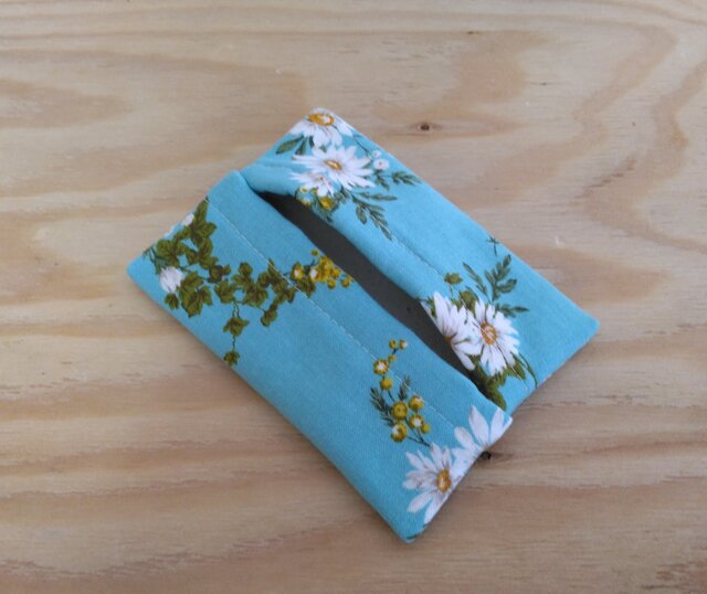 ✳︎ハンドメイド✳︎ポーチ付きティッシュケース　花柄　ブルー 移動ポケット ポケットティッシュ入れ付き 花柄ブルーの大人可愛い移動