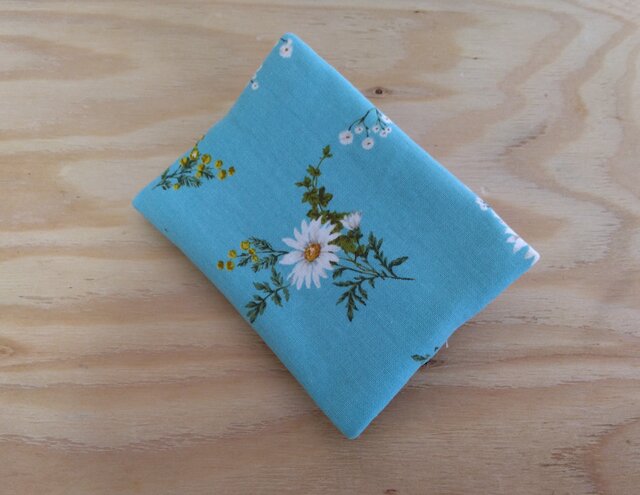 ✳︎ハンドメイド✳︎ポーチ付きティッシュケース　花柄　ブルー 花柄ティッシュケース | iichi 日々の暮らしを心地よくする