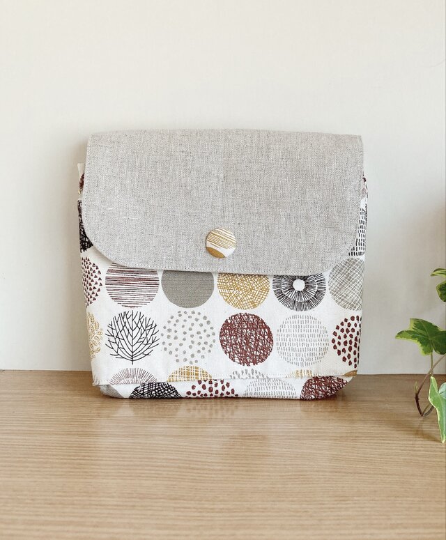 便利なポケットいっぱいふた付きポーチ（北欧サークル）