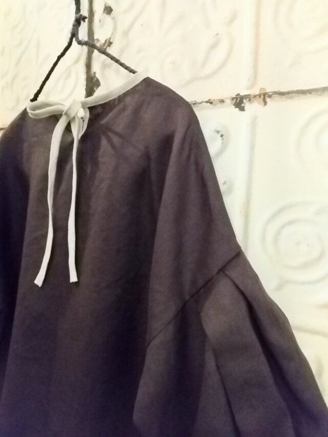 ダークパープルリネン後ろリボンのパフスリーブトップス