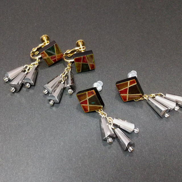 ライン柄のプチピアス