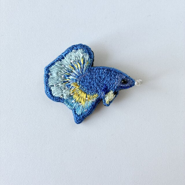 刺繍ブローチ　専用ページ 受注製作〉刺繍ブローチ white sun flower | iichi 日々の暮らし