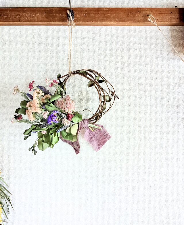 ユーカリやライスフラワー、セルリアなど軽やかでナチュラルなドライフラワーリング