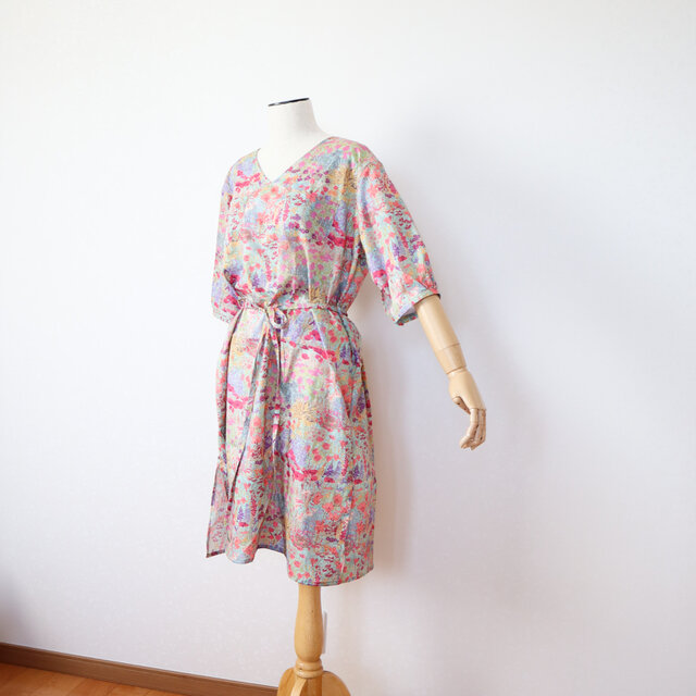リバティ　アリスズ・ガーデンのVネックワンピース