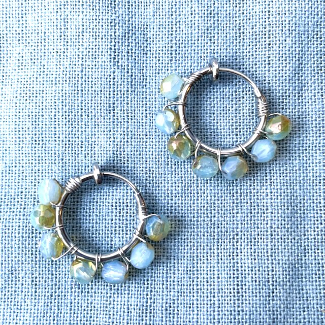 【イヤリング＆イヤーカフ】チェコビーズ　ミニフープ　アクアブルー　金属アレルギー対応　メンズ　ユニセックス