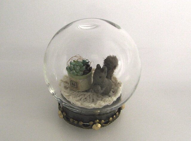 リスの置物 & 多肉植物 のガラスドームミニチュアの画像1枚目