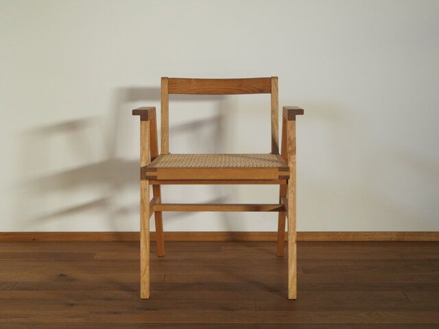 【受注生産】ラタンの椅子　ダイニングチェア　アームチェア　国産クルミ材の画像1枚目