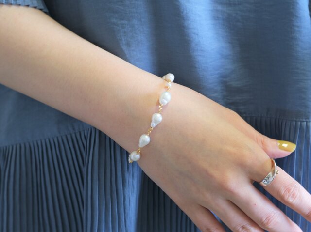 Sérstö perla bracelet：バロックパールブレスレット アシンメトリー