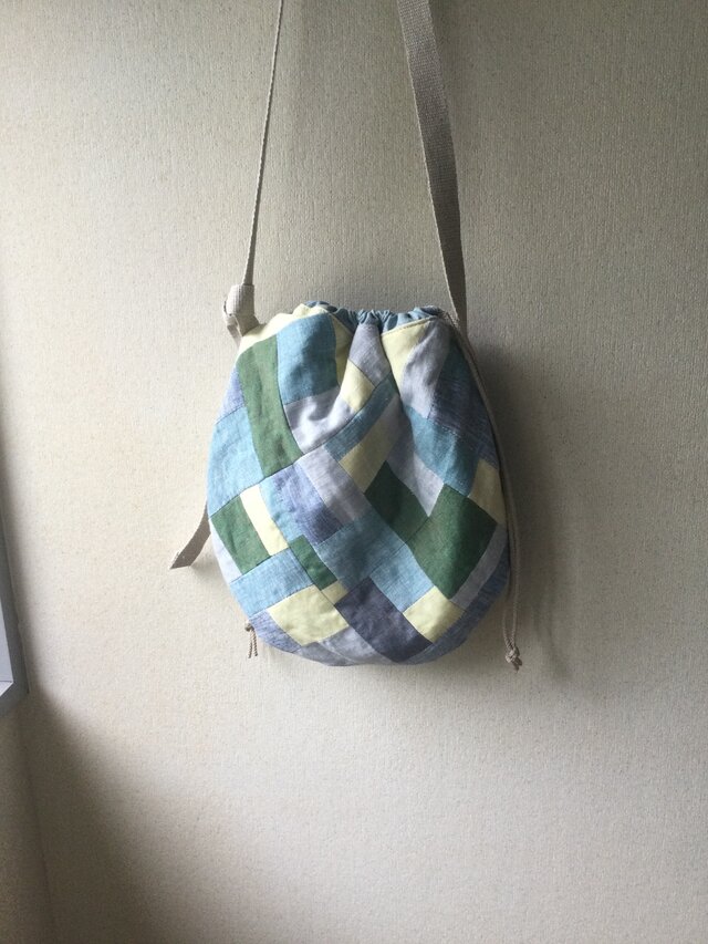 リネンの巾着ショルダーバッグ