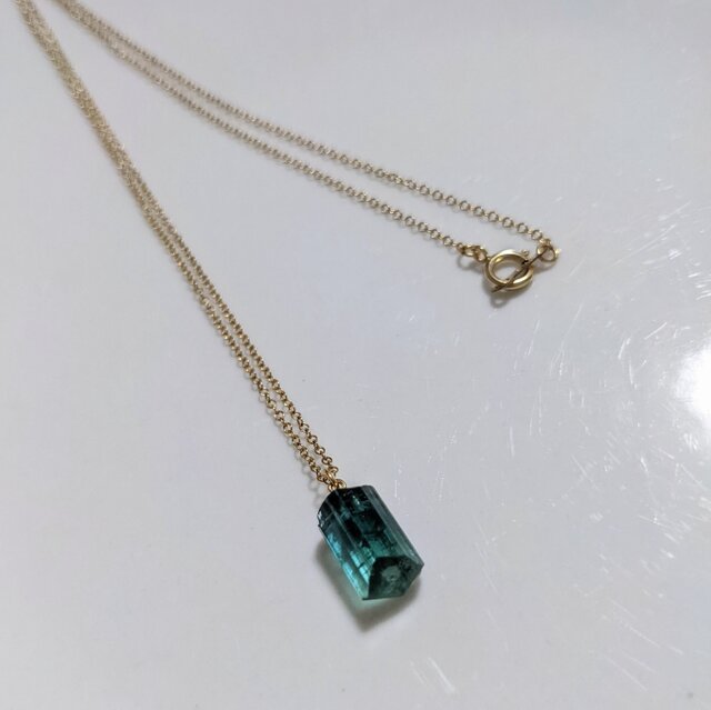 ブルーグリーントルマリン原石のネックレス | iichi 日々の暮らしを