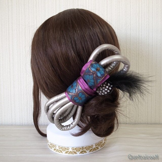 メタリックレザーチューブ×刺繍リボンのヘアリボン (シルバー)の画像1枚目